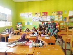 Pastikan Tepat Sasaran, Babinsa Koramil Tompobulu Kodim 1409/Gowa Pantau Pendistribusian Makan Bergizi Gratis di Malakaji