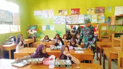Pastikan Tepat Sasaran, Babinsa Koramil Tompobulu Kodim 1409/Gowa Pantau Pendistribusian Makan Bergizi Gratis di Malakaji
