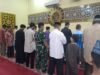 Kemanunggalan TNI-Rakyat: Babinsa Kodim 1409/Gowa Safari Subuh dan Komsos Bersama Warga di Masjid At-Taubah