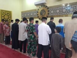 Kemanunggalan TNI-Rakyat: Babinsa Kodim 1409/Gowa Safari Subuh dan Komsos Bersama Warga di Masjid At-Taubah