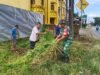 Aksi Gotong Royong di Buttadidi: Babinsa Kodim 1409/Gowa dan Warga Bersihkan Jalan Poros