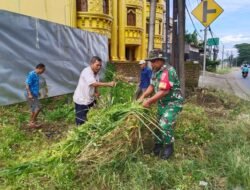 Aksi Gotong Royong di Buttadidi: Babinsa Kodim 1409/Gowa dan Warga Bersihkan Jalan Poros