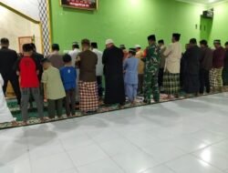 Wujudkan Kedekatan dengan Rakyat, Babinsa Kodim 1409/Gowa Laksanakan Shalat Subuh Berjamaah dan Komsos