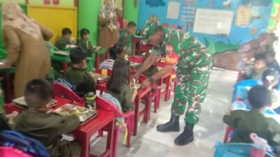 Pastikan Tepat Sasaran, Babinsa Desa Kanjilo Kodim 1409/Gowa Pantau Distribusi Makanan Bergizi Gratis