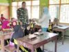 Dukung Gizi Pelajar, Babinsa Koramil 05/Pallangga Kawal Distribusi Makanan Gratis di Desa Kampili