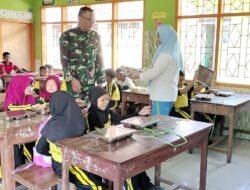 Dukung Gizi Pelajar, Babinsa Koramil 05/Pallangga Kawal Distribusi Makanan Gratis di Desa Kampili