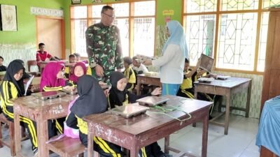 Dukung Gizi Pelajar, Babinsa Koramil 05/Pallangga Kawal Distribusi Makanan Gratis di Desa Kampili