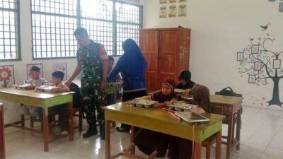 Dukung Kesehatan Masyarakat, Babinsa Koramil Bajeng Kodim 1409/Gowa Dampingi Penyaluran MBG bagi 3.028 Penerima Manfaat