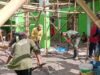 Kompak! Babinsa Kodim 1409/Gowa dan Puluhan Warga Mattiro Baji Gotong Royong Renovasi Masjid
