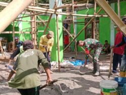 Kompak! Babinsa Kodim 1409/Gowa dan Puluhan Warga Mattiro Baji Gotong Royong Renovasi Masjid