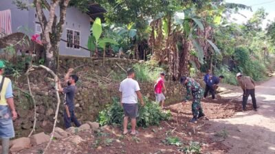 Wujudkan Lingkungan Bersih,Babinsa Koramil 1409-07/Tompobulu Kodim Gowa Gelar Karya Bhakti di Dusun Buakkang