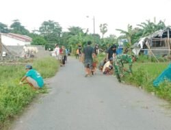 Perbaiki Akses Jalan, Babinsa Bontosunggu Koramil 06/Bajeng dan Warga Kompak Gelar Karya Bakti