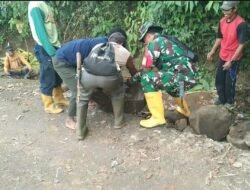 Gotong Royong Perbaiki Jalan, Babinsa Koramil 1409-07/Tompobulu Gelar Karya Bhakti di Dusun Borongbuah