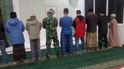 Manunggal dengan Rakyat, Babinsa Koramil Tinggimoncong Kodim 1409/Gowa Gelar Safari Subuh Berjamaah
