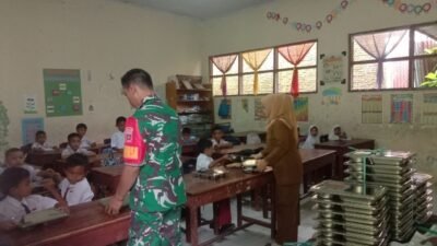 Dukung Kesehatan Masyarakat, Babinsa Koramil 1409-05/Pallangga Awasi Program Makan Bergizi di Barombong