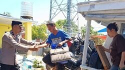 Personel Polres Pelabuhan Makassar Ulurkan Tangan, Keselamatan Penumpang Jadi Prioritas
