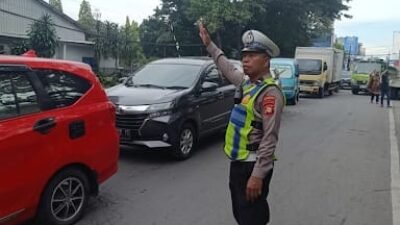 Unit Lantas Polsek Ujung Tanah Rutin Urai Kemacetan, Polisi Hadir Jaga Keselamatan Warga Makassar