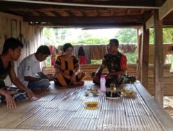 Ajak Warga Bontonompo Jaga Kebersihan Lingkungan. Babinsa Kodim 1409/Gowa Turun Tangan Edukasi Warga Soal Sampah dan Kesehatan