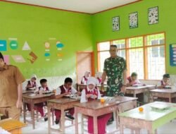 Pastikan Kelayakan Gizi, Babinsa Koramil 1409-05/Pallangga Kawal Distribusi Makanan Gratis untuk Siswa