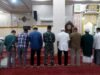 Perkuat Silaturahmi, Babinsa Kodim 1409/Gowa Gelar Sholat Subuh Berjamaah dan Komsos dengan Warga Lambaselo