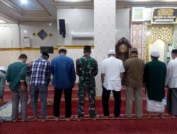 Perkuat Silaturahmi, Babinsa Kodim 1409/Gowa Gelar Sholat Subuh Berjamaah dan Komsos dengan Warga Lambaselo