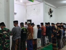 Perkuat Kemanunggalan TNI, Babinsa Koramil Bontomarannu Gelar Sholat Subuh Berjamaah dan Komsos