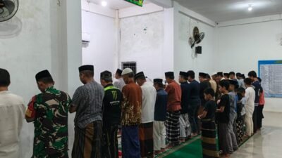 Perkuat Kemanunggalan TNI, Babinsa Koramil Bontomarannu Gelar Sholat Subuh Berjamaah dan Komsos