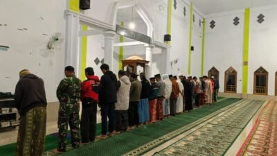 Lewat Shalat Subuh Berjamaah, Babinsa Koramil 1409-07/Tompobulu Jaga Kondusivitas Wilayah