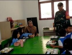 Dukung Kesehatan Anak, Babinsa Koramil Tompobulu Kodim 1409/Gowa Pantau Pembagian Makan Bergizi Gratis di TK Mawar Mekar