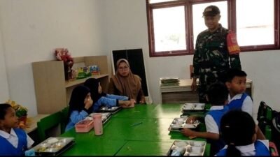 Dukung Kesehatan Anak, Babinsa Koramil Tompobulu Kodim 1409/Gowa Pantau Pembagian Makan Bergizi Gratis di TK Mawar Mekar