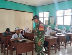 Kawal Program MBG hingga Pelosok, Babinsa Kodim 1409/Gowa Pantau Distribusi Makanan di SD Negeri Garing