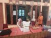 Dampingi Penyaluran Sembako, Babinsa Kodim 1409/Gowa Pastikan Bantuan Pangan Berjalan Tertib