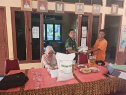 Dampingi Penyaluran Sembako, Babinsa Kodim 1409/Gowa Pastikan Bantuan Pangan Berjalan Tertib