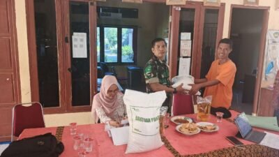 Dampingi Penyaluran Sembako, Babinsa Kodim 1409/Gowa Pastikan Bantuan Pangan Berjalan Tertib