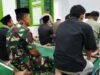 Wujud Kemanunggalan, Babinsa Kodim 1409/Gowa Awali Hari dengan Sholat Berjamaah di Kelurahan Tombolo