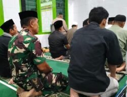 Wujud Kemanunggalan, Babinsa Kodim 1409/Gowa Awali Hari dengan Sholat Berjamaah di Kelurahan Tombolo