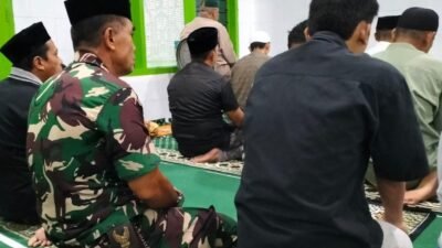 Wujud Kemanunggalan, Babinsa Kodim 1409/Gowa Awali Hari dengan Sholat Berjamaah di Kelurahan Tombolo