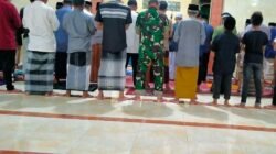 Perkuat Kemanunggalan, Babinsa Koramil 1409-01/Somba Opu Safari Subuh di Masjid Baiturahman