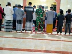 Perkuat Kemanunggalan, Babinsa Koramil 1409-01/Somba Opu Safari Subuh di Masjid Baiturahman