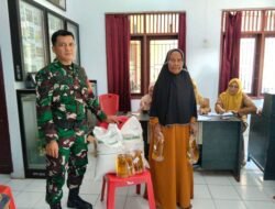 Babinsa Koramil 1409-08/Bontonompo Kawal Penyaluran Bantuan Pangan untuk Warga Kurang Mampu