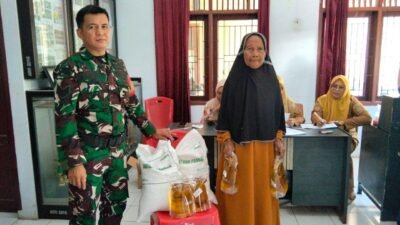 Babinsa Koramil 1409-08/Bontonompo Kawal Penyaluran Bantuan Pangan untuk Warga Kurang Mampu