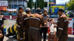 Satbinmas Polres Pelabuhan Makassar Bagikan Nasi Dos untuk Buruh dan Tukang Becak, Wujud Polri Peduli Masyarakat