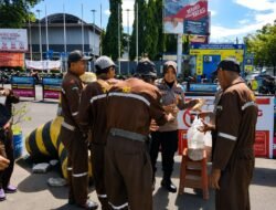 Satbinmas Polres Pelabuhan Makassar Bagikan Nasi Dos untuk Buruh dan Tukang Becak, Wujud Polri Peduli Masyarakat