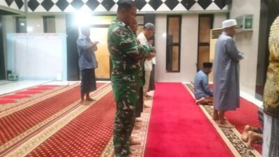 Melalui Safari Subuh, Babinsa Desa Jenetallasa Ajak Warga Jaga Keamanan Lingkungan