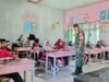 Babinsa Koramil 1409-04/Tinggimoncong Kawal Penyaluran 907 Paket Makan Bergizi Gratis