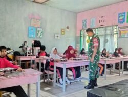 Babinsa Koramil 1409-04/Tinggimoncong Kawal Penyaluran 907 Paket Makan Bergizi Gratis