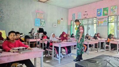 Babinsa Koramil 1409-04/Tinggimoncong Kawal Penyaluran 907 Paket Makan Bergizi Gratis