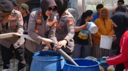 Kembali Tebar Kepedulian, Polres Pelabuhan Makassar Distribusikan Air Bersih untuk Warga Cambayya