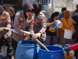 Kembali Tebar Kepedulian, Polres Pelabuhan Makassar Distribusikan Air Bersih untuk Warga Cambayya