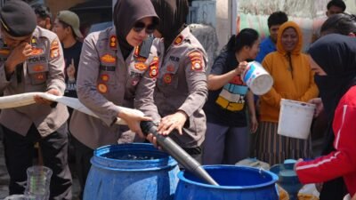 Kembali Tebar Kepedulian, Polres Pelabuhan Makassar Distribusikan Air Bersih untuk Warga Cambayya